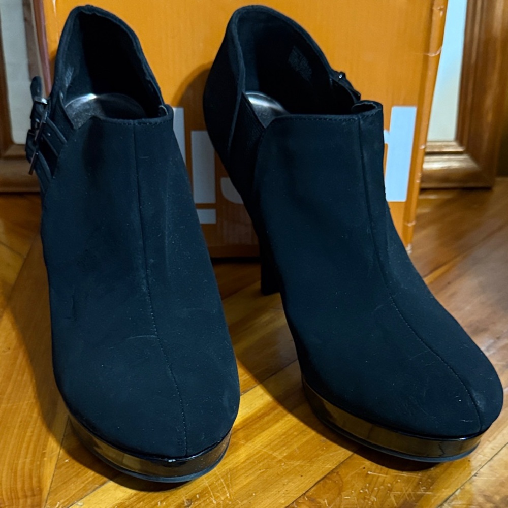 Stylish Black Women's Heels Suede Shoes Size 10 Med - Picture 2 of 10